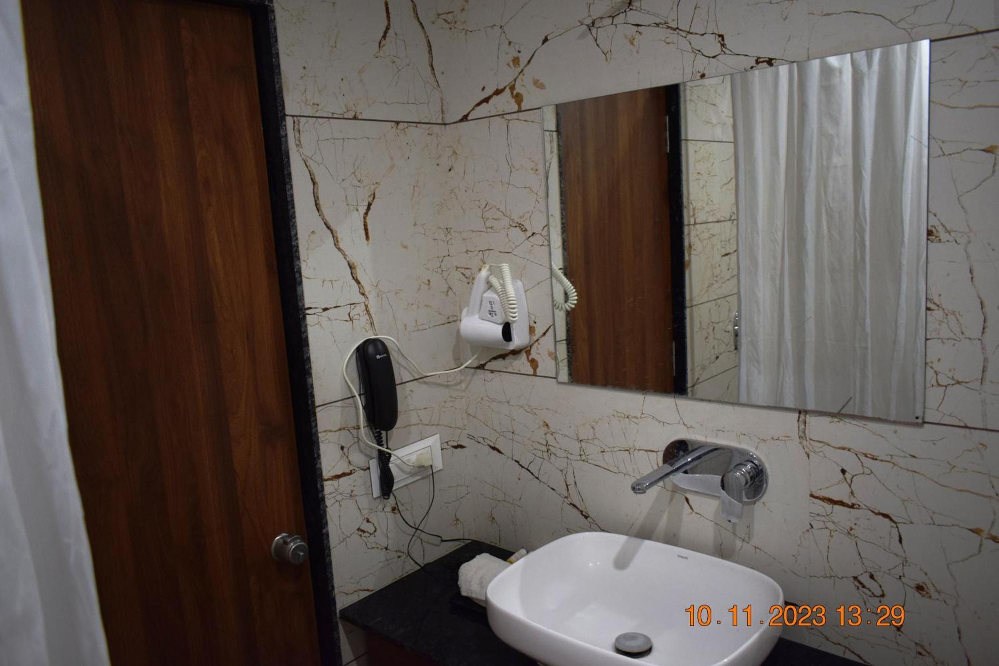 Leela Bizotel Junagadh Exterior foto