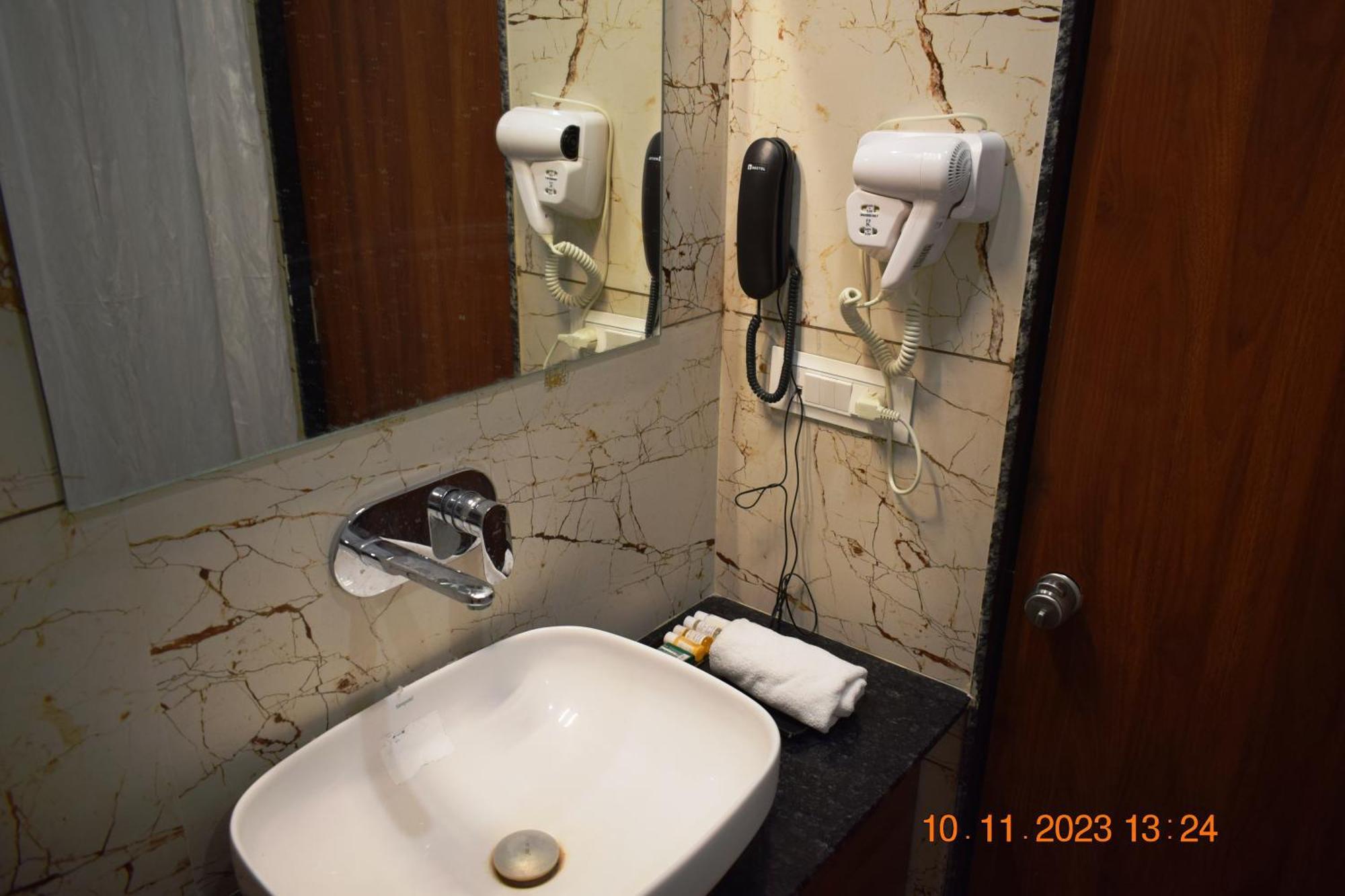 Leela Bizotel Junagadh Exterior foto