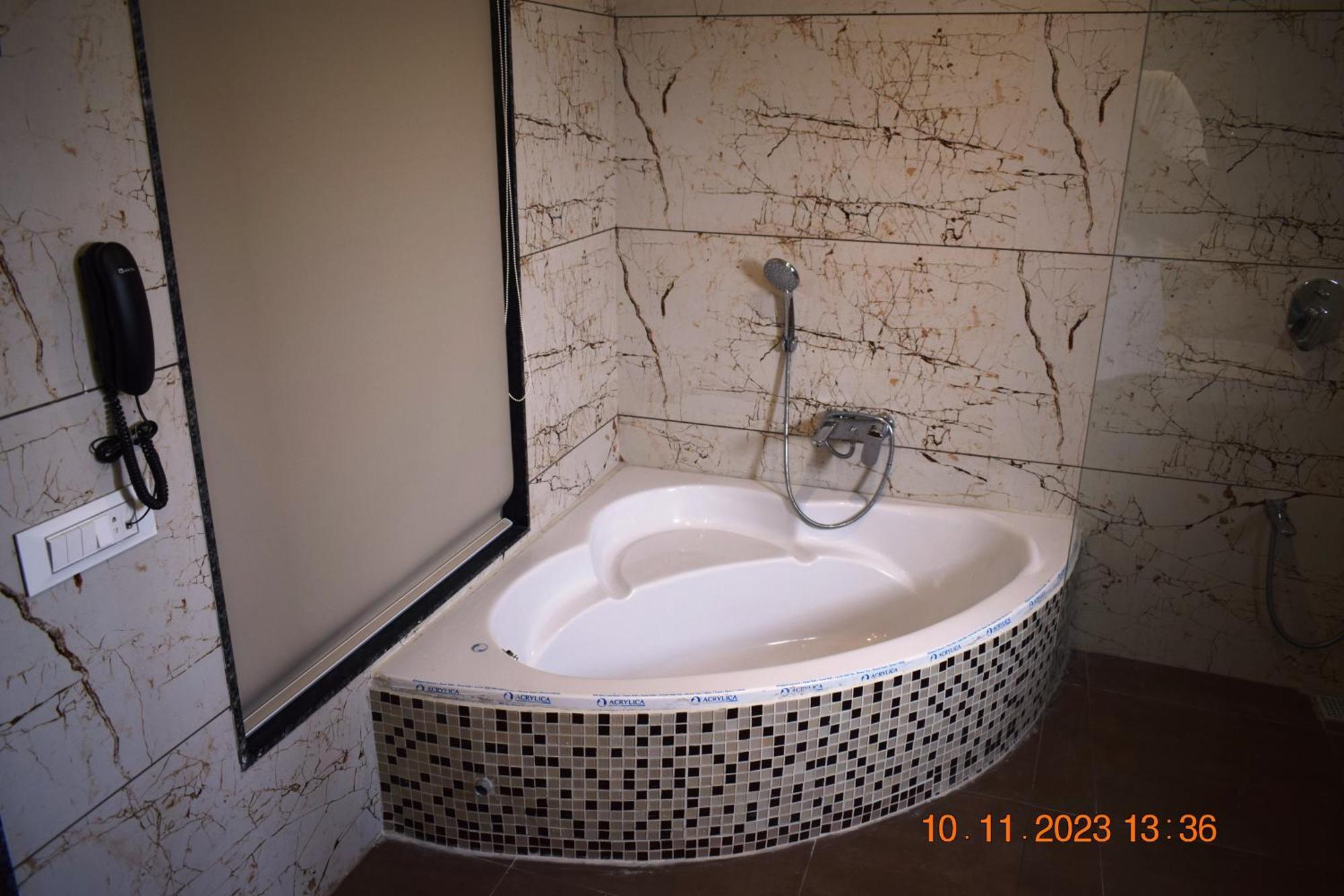 Leela Bizotel Junagadh Exterior foto
