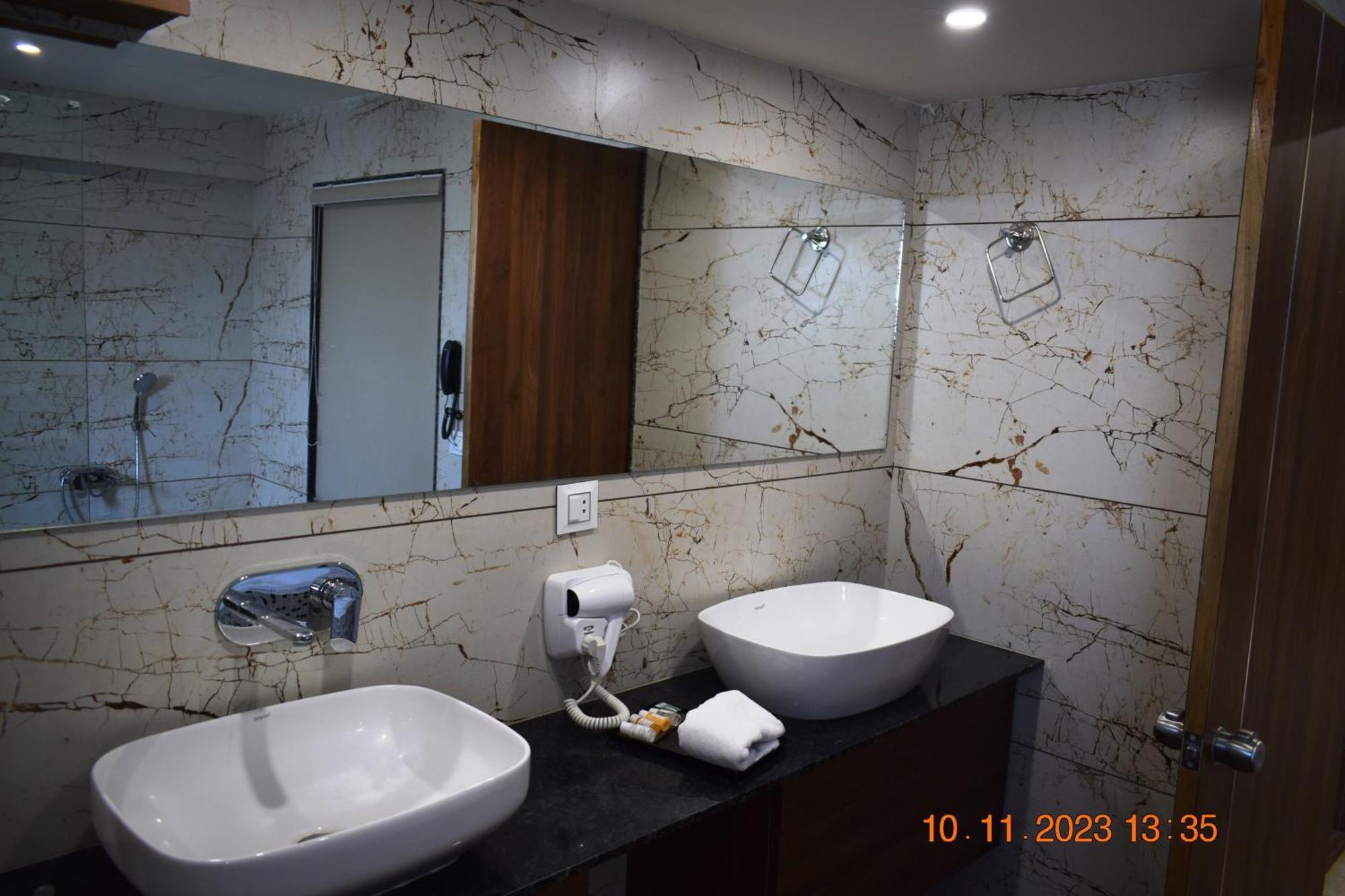 Leela Bizotel Junagadh Exterior foto