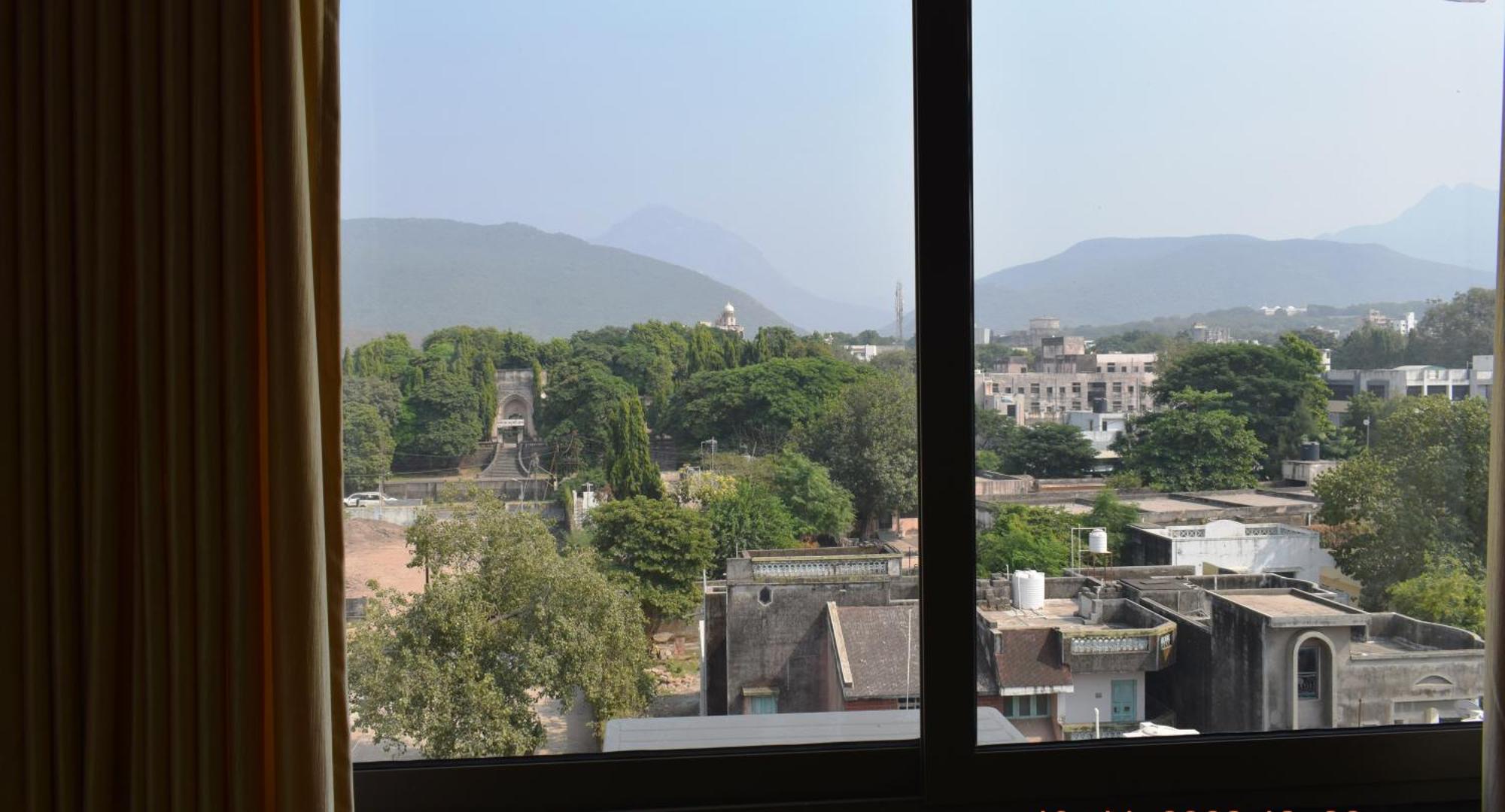 Leela Bizotel Junagadh Exterior foto